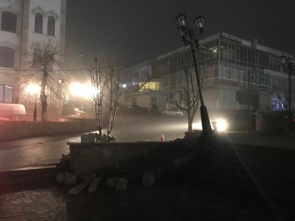 Лихач на «Мерседесе» снес фонарный столб в отреставрированном сквере Железноводска